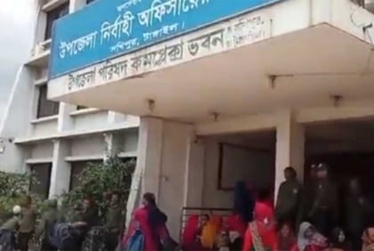 টাঙ্গাইলে কেন্দ্রে পাঠানো হচ্ছে নির্বাচনি সরঞ্জাম
