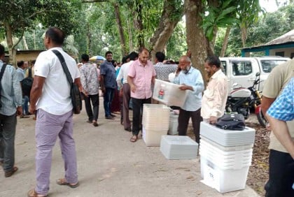 খুলনায় কেন্দ্রে কেন্দ্রে যাচ্ছে নির্বাচনি সরঞ্জাম