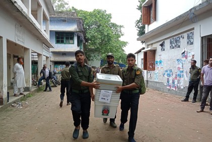 ভালুকায় কেন্দ্রে কেন্দ্রে যাচ্ছে নির্বাচনি সরঞ্জাম 