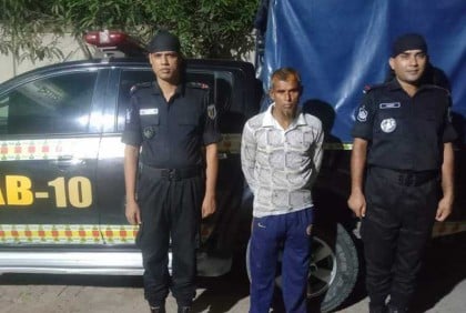 অভিনব কায়দায় ফেনসিডিল আনার পথে ধরা

