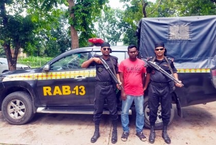 দিনাজপুরে মাদক কারবারি গ্রেফতার