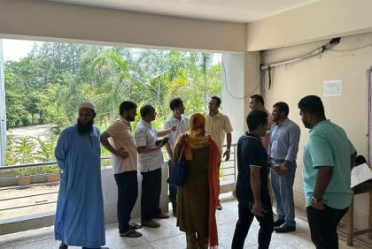 উপাচার্যের কার্যালয়ে তালা দিয়েছেন শিক্ষক-কর্মকর্তারা