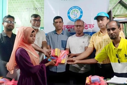বগুড়ায় দরিদ্র-মেধাবী শিক্ষার্থীদের শিক্ষা উপকরণ বিতরণ