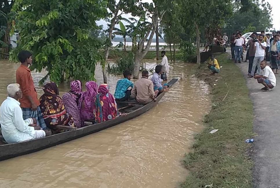 সিলেটে উপজেলা নির্বাচন, নৌকায় করে ভোট দিতে আসছেন হাজারো মানুষ 

