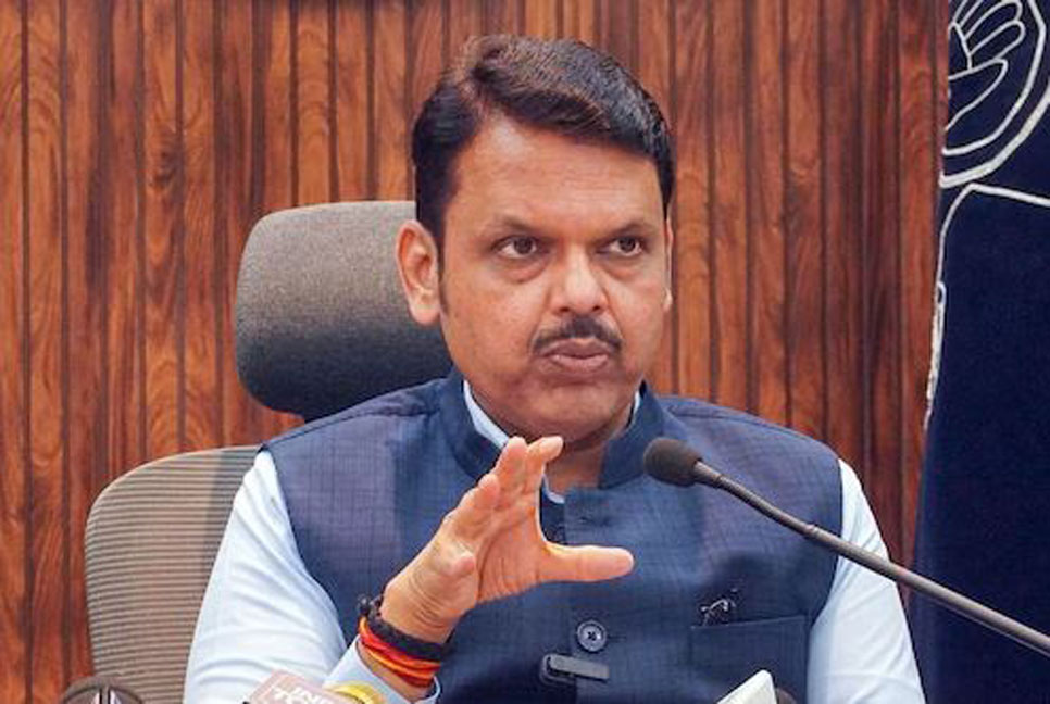 মহারাষ্ট্রে ভরাডুবি, উপমুখ্যমন্ত্রীর পদ ছাড়ছেন বিজেপির ফড়নবিশ