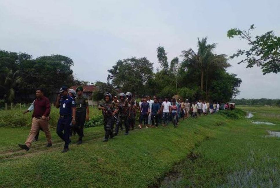 কেন্দুয়ায় পুলিশের সহায়তায় ভোট দিল গোটা গ্রামের মানুষ 