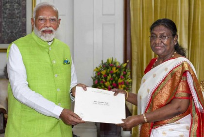 পদত্যাগ করলেন মোদি