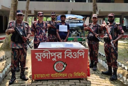 ইজিবাইক চালকের কোমরে মিললো স্বর্ণের বার