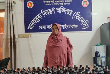 চাঁপাইনবাবগঞ্জে ফেনসিডিলসহ নারী আটক