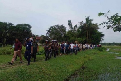 কেন্দুয়ায় পুলিশের সহায়তায় ভোট দিল গোটা গ্রামের মানুষ 