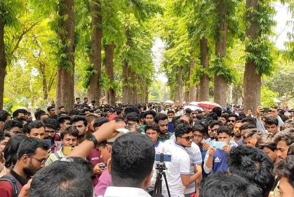 কোটা পুনর্বহালের প্রতিবাদে রাবি শিক্ষার্থীদের বিক্ষোভ