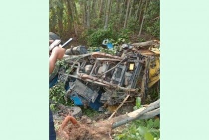 চৌদ্দগ্রামে ট্রাক খাদে পড়ে চালক নিহত