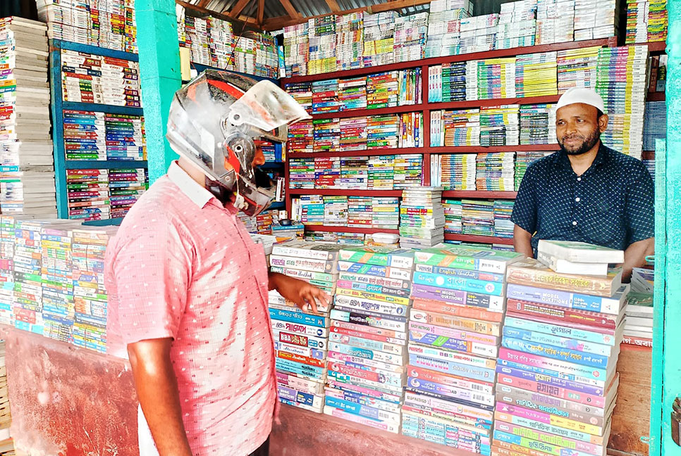 নীলফামারীতে পুরাতন বইয়েই স্বপ্ন দেখে হাজারো শিক্ষার্থী 