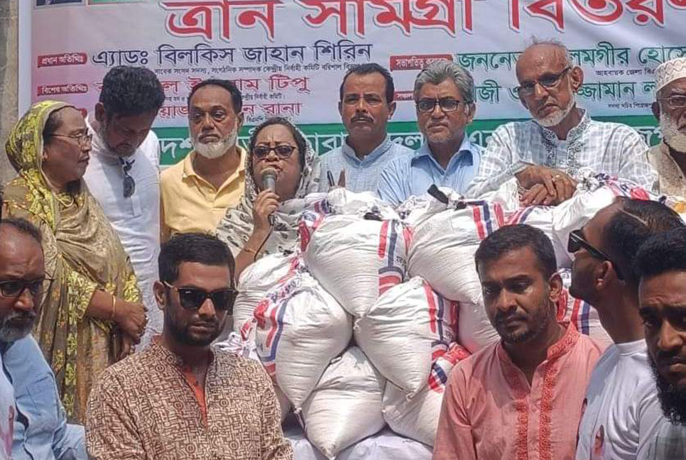 পিরোজপুরে ঘূর্ণিঝড়ে ক্ষতিগ্রস্ত পরিবারের মাঝে বিএনপির ত্রাণ সামগ্রী বিতরণ
