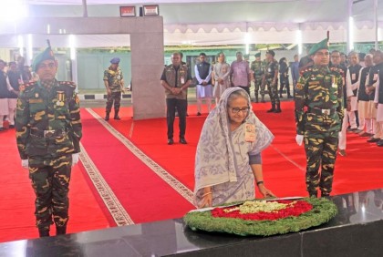 ৬ দফা দিবসে বঙ্গবন্ধুর প্রতিকৃতিতে প্রধানমন্ত্রীর শ্রদ্ধা