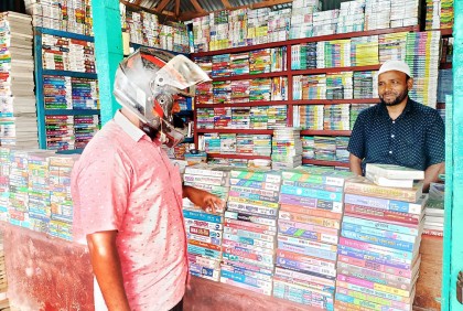 নীলফামারীতে পুরাতন বইয়েই স্বপ্ন দেখে হাজারো শিক্ষার্থী 