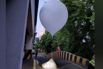 উত্তর কোরিয়ার আবর্জনা-বেলুনের জবাব দিল দক্ষিণ কোরিয়া