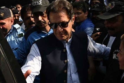 যে কারণে শক্ত অবস্থান থেকে পিছু হঠছেন ইমরান খান
