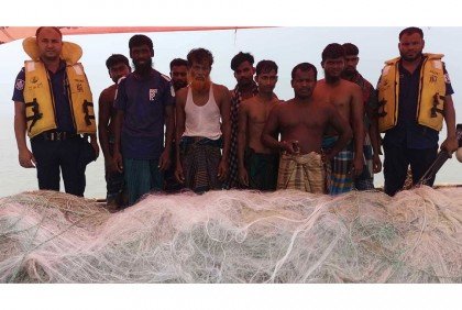 চাঁদপুরে নিষিদ্ধ জালসহ ১০ জেলে আটক