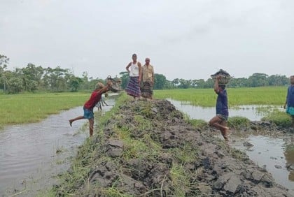 দেড় কিলোমিটার সড়ক তৈরি করছেন ১০ গ্রামের মানুষ
