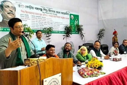 পরিবেশ রক্ষায় ধানমন্ডিতে শিশু কিশোরদের মাঝে গাছের চারা বিতরণ