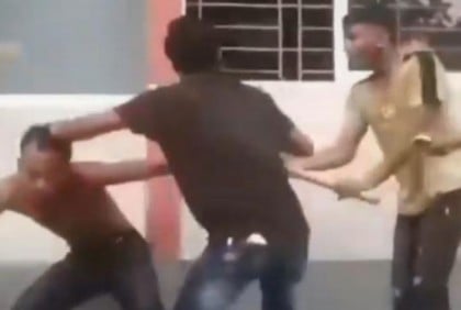 যুবককে পেটাচ্ছেন ১০ জন, ভিডিও ভাইরাল 