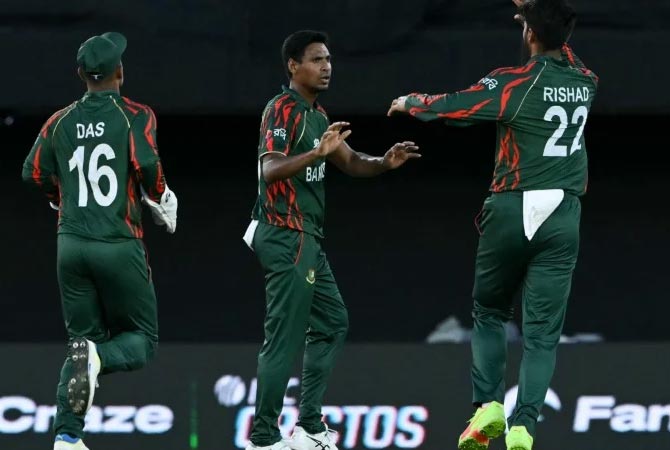 রিশাদের জোড়া আঘাতে চাপে শ্রীলঙ্কা