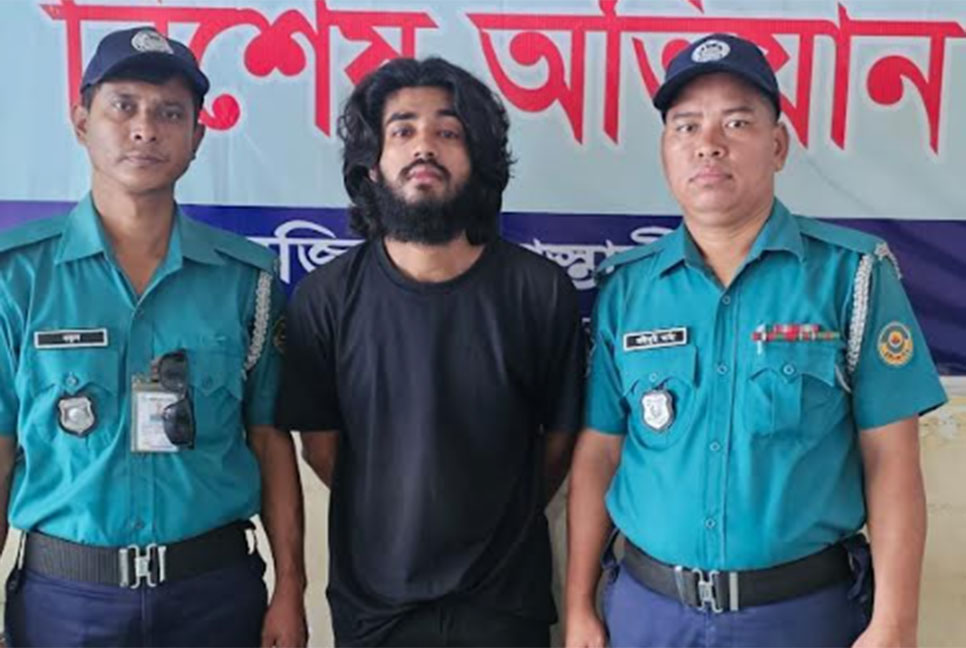 চাঁদা দাবির অভিযোগে যুবক গ্রেফতার 

