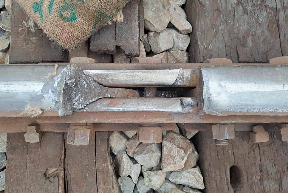 নাটোরে আবারও রেললাইন ভাঙা, বস্তা গুঁজে ট্রেন পার
