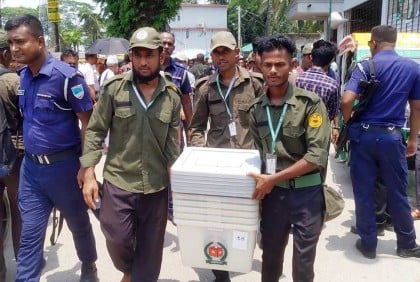 মোরেলগঞ্জের ১১১ কেন্দ্রে পাঠানো হচ্ছে নির্বাচনি সরঞ্জাম