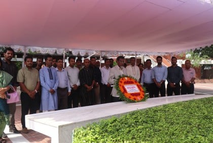 জাতির পিতার সমাধিতে বিনা’র মহাপরিচালকের শ্রদ্ধা

