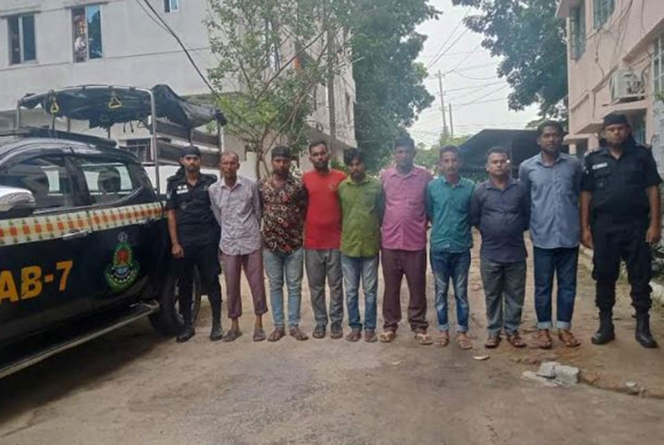 চাঁদাবাজির সময় র‌্যাবের হাতে গ্রেফতার ৮