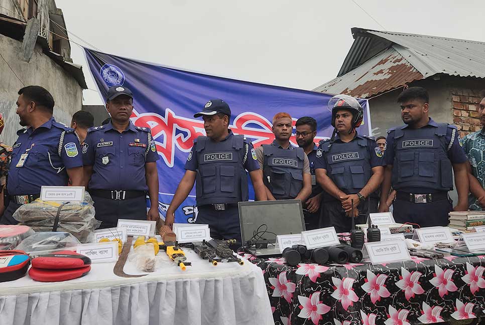 নেত্রকোনায় জঙ্গি প্রশিক্ষণ কেন্দ্রে ৮০ আলামত জব্দ, নিস্ক্রিয় ৬ বোমা