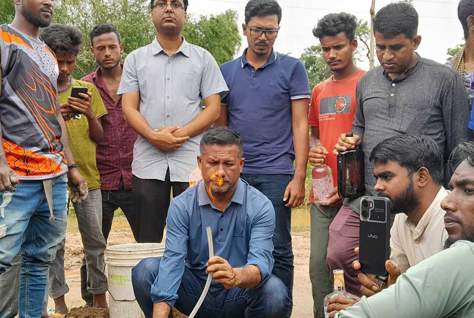বিছনাকান্দিতে বের হচ্ছে গ্যাস, নমুনা সংগ্রহ বাপেক্সের