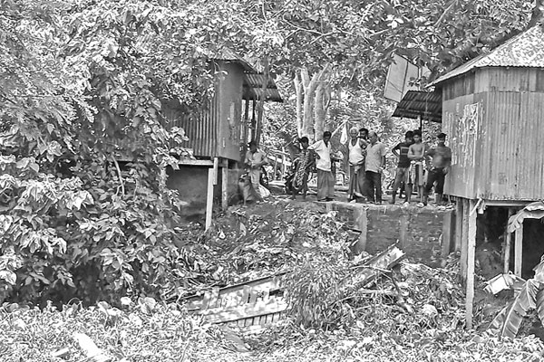ব্রিজ ভেঙে দুর্ভোগে হাজারো মানুষ