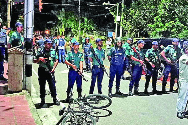 পুলিশের গুলিতে পুলিশ নিহত