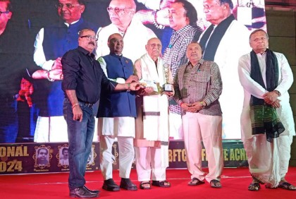 কলকাতায় নায়করাজ রাজ্জাক সম্মাননা পেলেন আবুল হায়াত