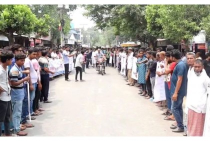দৌলতপুরে অধ্যক্ষের বিরুদ্ধে ছাত্রলীগের মানববন্ধন