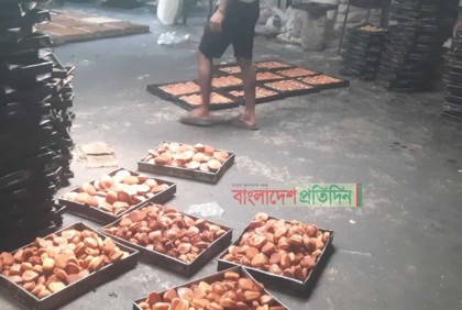 মাদারীপুরে অস্বাস্থ্যকর পরিবেশে তৈরি হচ্ছে বেকারি পণ্য