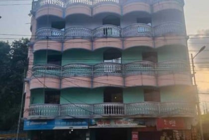 টেকনাফে আবাসিক হোটেল থেকে ৩ যৌনকর্মীসহ আটক ৬