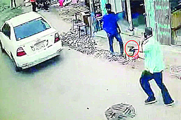 রাজধানীতে দিনদুপুরে অস্ত্র ঠেকিয়ে অপহরণ