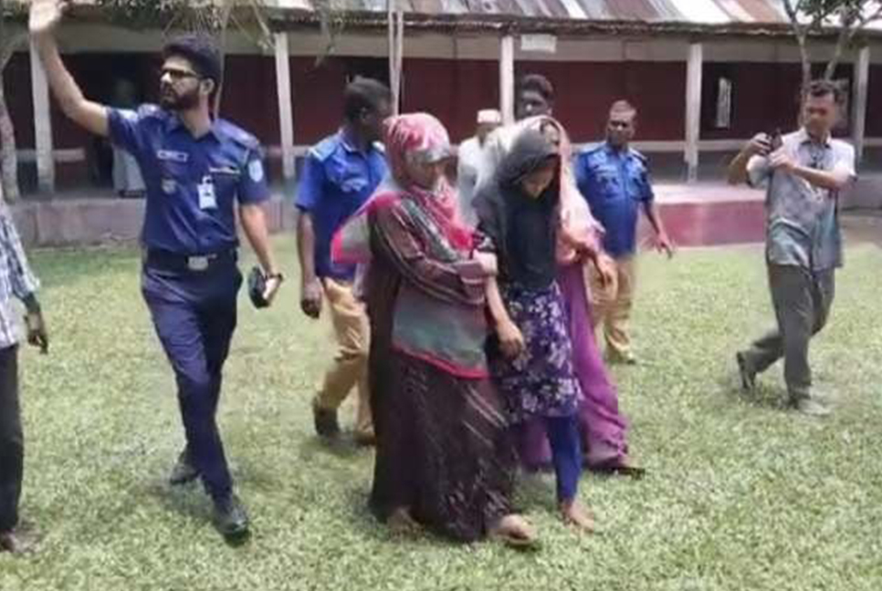 হঠাৎ শ্রেণিকক্ষে ঢুকে ছুরি চালালেন নারী, ৫ ছাত্রী আহত 
