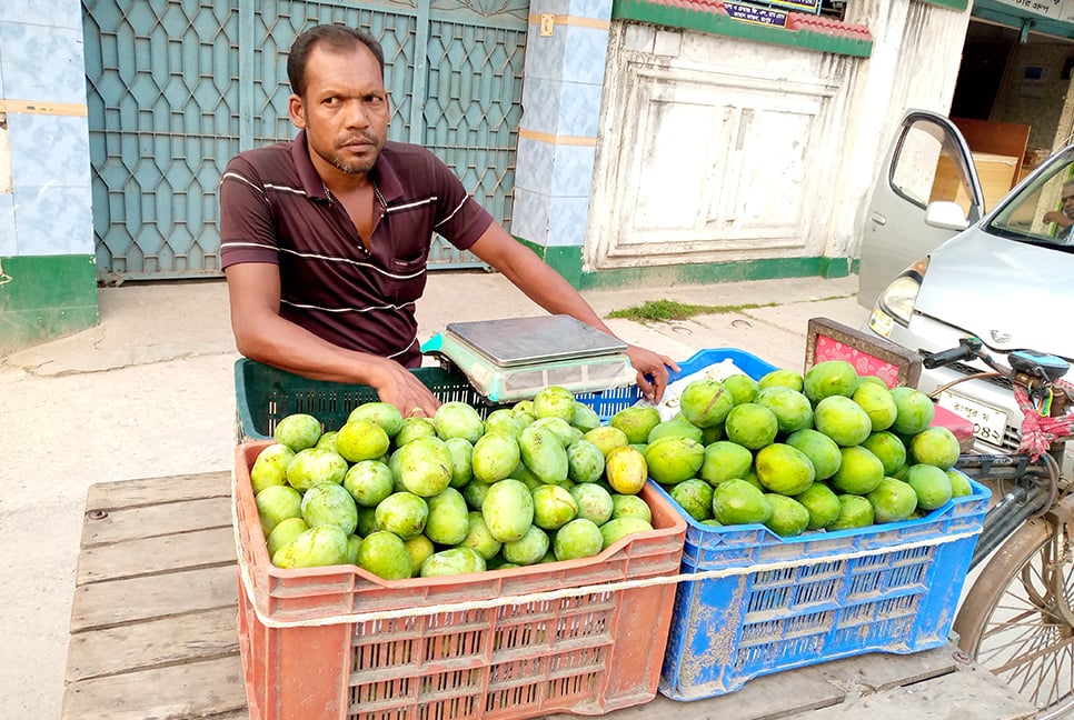 আনুষ্ঠানিকতার আগেই হাঁড়িভাঙ্গা বাজারে, দাম চড়া