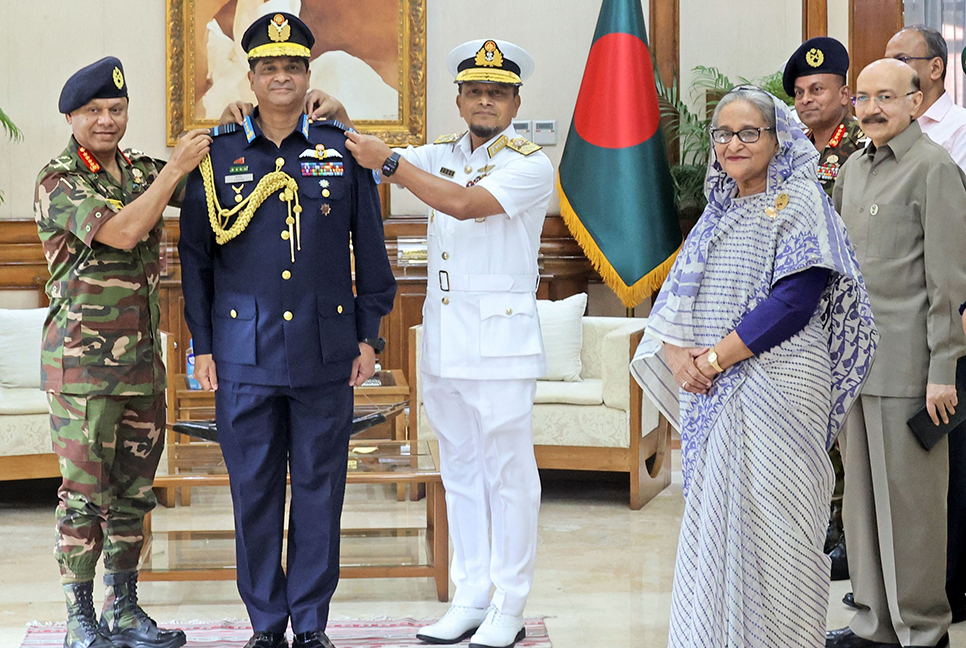 বিমানবাহিনীর নতুন প্রধানকে পরানো হলো র্যাংক-ব্যাজ