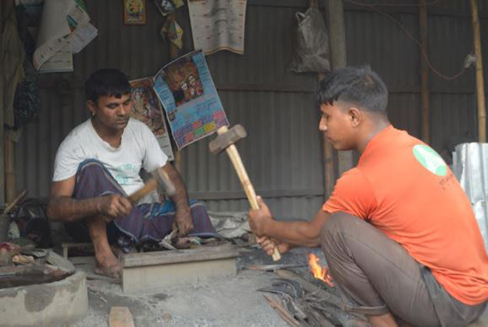 ব্যস্ততা বেড়েছে নওগাঁর কামারপাড়ায়