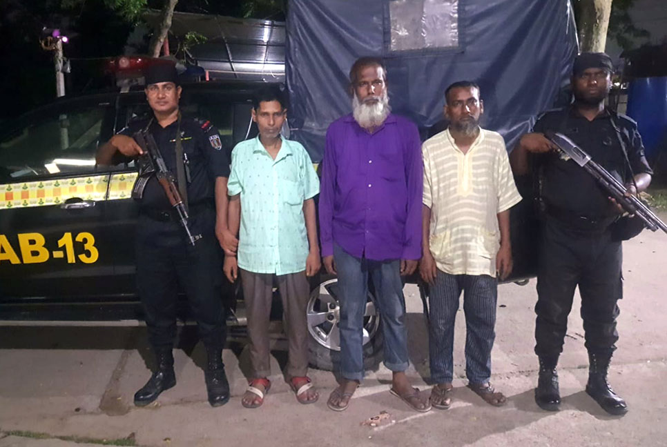 সড়কে চাঁদাবাজির অভিযোগে আটক ৫