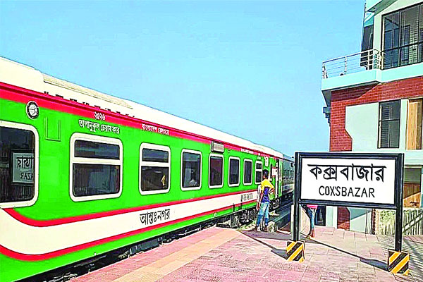 অবশেষে চালু হলো চট্টগ্রাম কক্সবাজার স্পেশাল ট্রেন