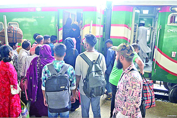 ঈদে ঘরমুখো মানুষের ভিড় রেলস্টেশনে