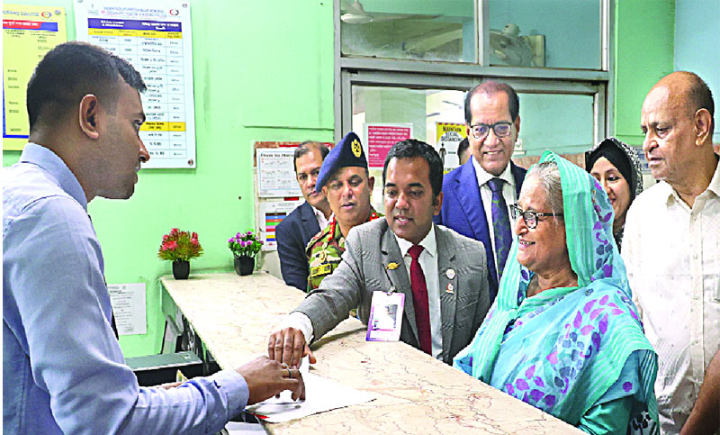 টিকিট কেটে স্বাস্থ্য পরীক্ষা করালেন প্রধানমন্ত্রী