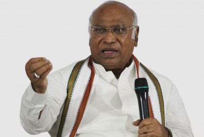 যেকোনও সময় পড়ে যেতে পারে মোদি সরকার: খাড়গে